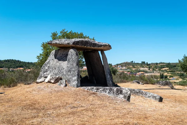 Doğa ile çevrili tarih öncesi dolmenler ve Portekiz 'de bir köyün yakınında