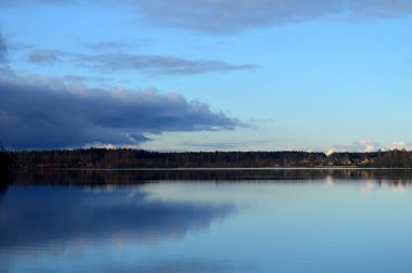 Güzel göl manzara. Sonuna sonbahar - kış başında. Belarus.