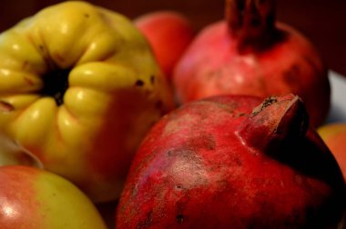 Nar faydalı bir meyvedir. Güzel ve doğal bir görüntü 