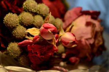 kırmızı gül ve çiçekler