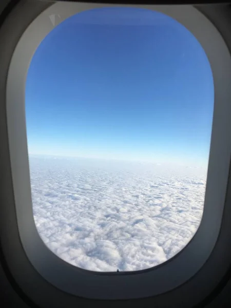 지구에서 사진입니다 비행기에만 당신이 얼마나 시간에 느낀다 일련의 비행기 창에서 — 스톡 사진