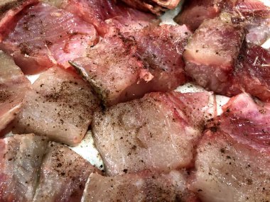 Nehir balığı et. Balık kavurma için hazırlanıyor. Kesim balık. Evde her şey her zaman çok lezzetli ve yerel