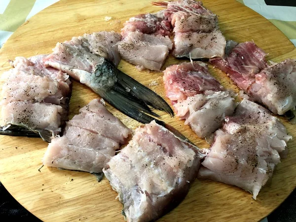 Nehir balığı et. Balık kavurma için hazırlanıyor. Kesim balık. Evde her şey her zaman çok lezzetli ve yerel