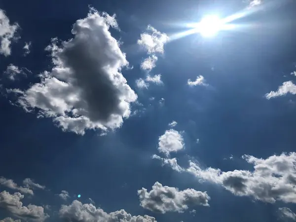 Χορεύει Λευκό Και Μπλε Σύννεφα Στον Ουρανό Στην Πραγματικότητα Κάθε — Φωτογραφία Αρχείου