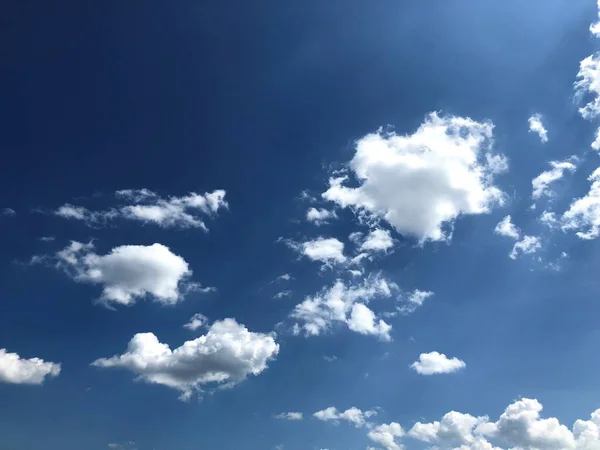 Menari Awan Putih Dan Biru Langit Bahkan Setiap Hari Keindahan — Stok Foto