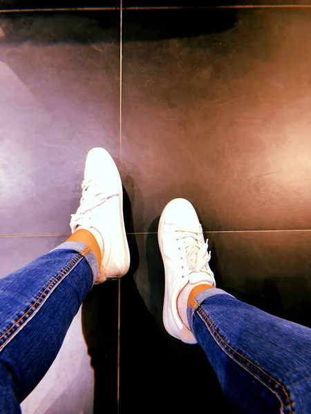 Frauenbeine Jeans Mit Weißen Turnschuhen — Stockfoto