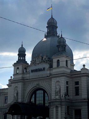 Lviv Tren İstasyonu. Güzel bir şehir bir parçası.
