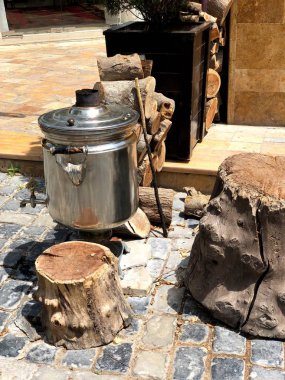 Semaver. Bir resmi için temsil edilen bir semaver, şehir sokakta Ekolojik temiz yemekler.  