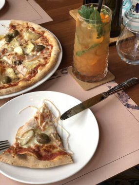 Doğal meyve suyu ve pizza Restoran.