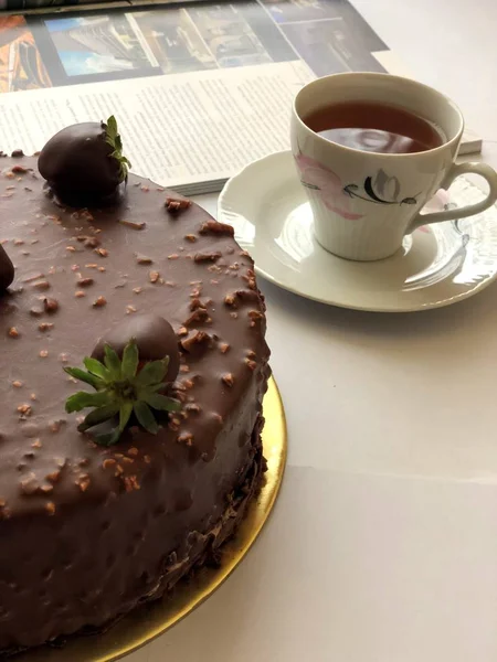 Uma Chávena Chá Uma Fatia Bolo Chocolate — Fotografia de Stock