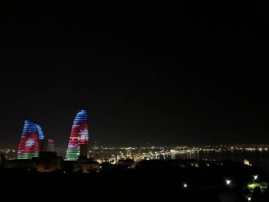 Alev kule Azerbaycan bayrağı. Bakü serisi Panoraması