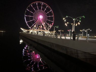 Dönme dolap akşam. Panorama Bakü serisinden