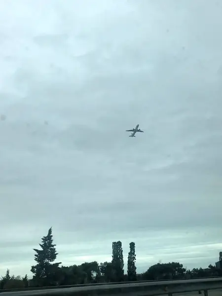 이륙의 순간입니다 하늘에 비행기입니다 차에서 임의의 프레임 — 스톡 사진
