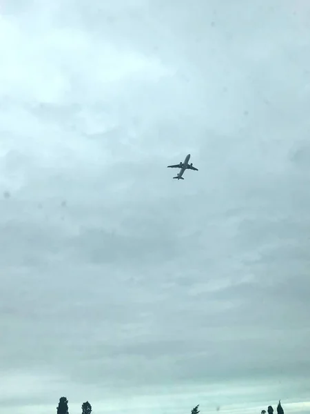 Kalkış Anı Mavi Gökyüzünde Uçak Arabadaki Rasgele Çerçeve — Stok fotoğraf