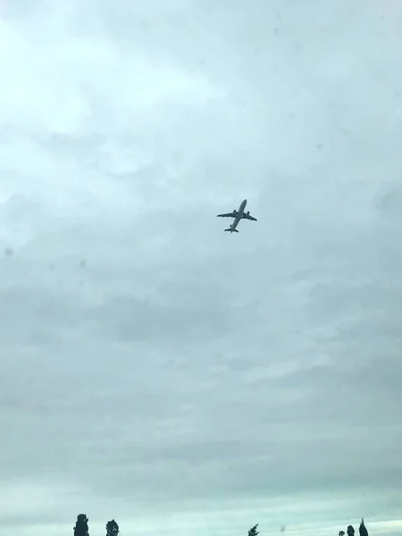 Momento Descolagem Avião Céu Azul Moldura Aleatória Carro — Fotografia de Stock