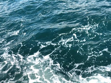 Nefes kesen su. Su ve köpük. Sakin dalgalar ve benzersiz köpük yansımaları. Deniz ya da okyanus aynı duyguları olduğunu.