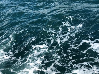 Nefes kesen su. Su ve köpük. Sakin dalgalar ve benzersiz köpük yansımaları. Deniz ya da okyanus aynı duyguları olduğunu.