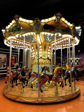 Aydınlık şehir atlıkarınca akşam.