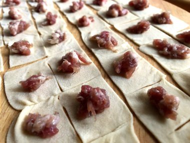 Dushbara. Boyutu çivi gibi. Hamur ve et. Evde mutfakta yemek.