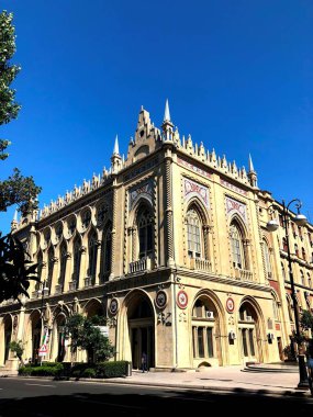 Bilimler Akademisi binası. Eski ve modern mimari yapılar. Panorama Bakü serisinden 