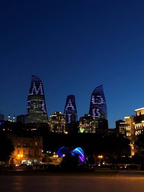 Alev akşam kulede. Güzel manzara. Panorama Bakü serisinden