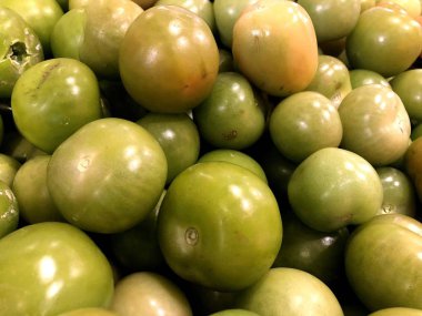 Yeşil ve pembe domates. Doğal sebze, doğal vitaminler. Meyve ve sebze deposu bir yaşam parçası 