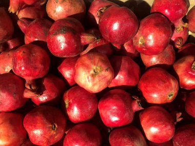 Parlak kırmızı nar. Doğal meyve, doğal vitaminler. Meyve ve sebze deposu bir yaşam parçası.