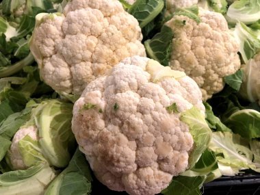 Beyaz karnabahar. Doğal sebze, doğal vitaminler. Meyve ve sebze deposu bir yaşam parçası