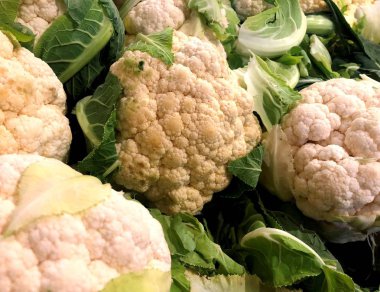 Beyaz karnabahar. Doğal sebze, doğal vitaminler. Meyve ve sebze deposu bir yaşam parçası