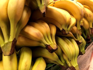 Doğal meyve, sebze, doğal vitaminler. Muz. Satılık içinde belgili tanımlık çarşı. Meyve ve sebze deposu bir yaşam parçası. 