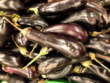 Doğal meyve, sebze, doğal vitaminler. Patlıcan. Satılık içinde belgili tanımlık çarşı. Meyve ve sebze deposu bir yaşam parçası. 