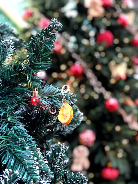 Árvore Natal Com Brinquedos Brinquedos Frutas Secas Limão Foto Única — Fotografia de Stock