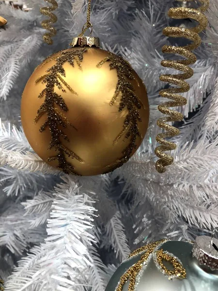 White Christmas Tree Piękne Zabawki Piękne Zdjęcie — Zdjęcie stockowe