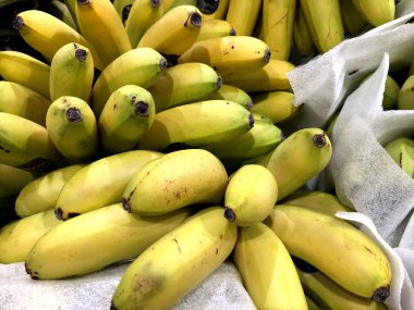 Muz. Satılık içinde belgili tanımlık çarşı. Meyve ve sebze deposu bir yaşam parçası 