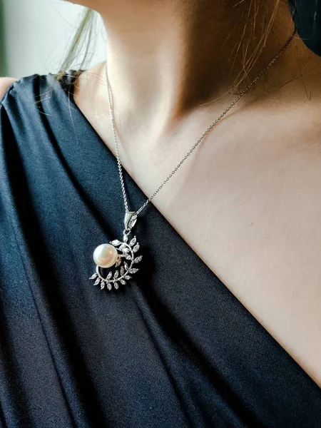 Beau Cou Femme Avec Une Broche Sur Une Belle Robe Image En Vente