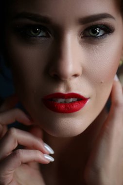 Makyaj ve yüzük parmakları ile genç güzel sarışın portresi