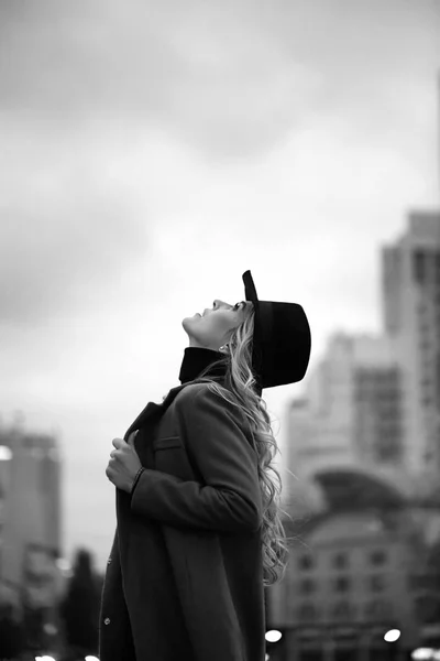 Retrato Livre Uma Jovem Bela Senhora Moda Usando Casaco Oliva — Fotografia de Stock