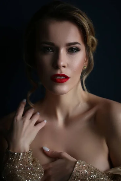 Makyaj ve yüzük parmakları ile genç güzel sarışın portresi