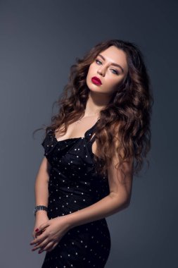 Seksi brownhead modeli moda bakmak