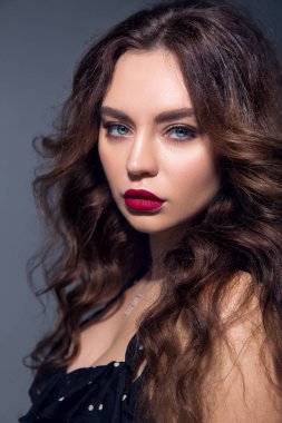 Seksi brownhead modeli moda bakmak