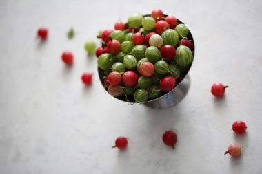 Beyaz arka planda Bektaşi üzümü