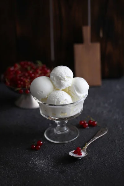 çikolata ve kırmızı frenk üzümü ile beyaz dondurma