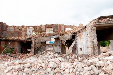 Bir binanın sökülmesi, deprem hasarının etkileri...