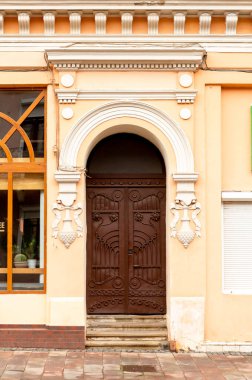 Konut binasının klasik giriş kapısı.