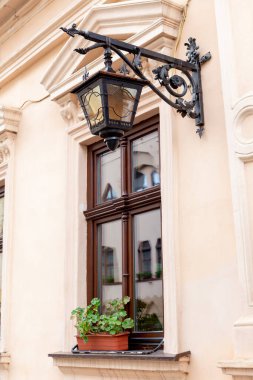 Şehir ışıkları, duvardaki sokak lambaları.