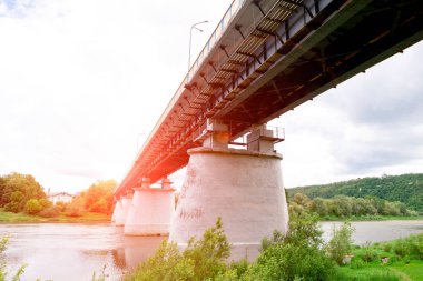 Nehir üzerinde yol köprüsü Güneşli havada, alt manzara