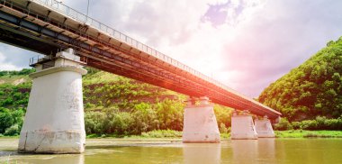 Güneşli bir günde nehir üzerinde otomobil köprüsü