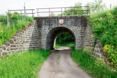 Demiryolunun altındaki taş tünel.