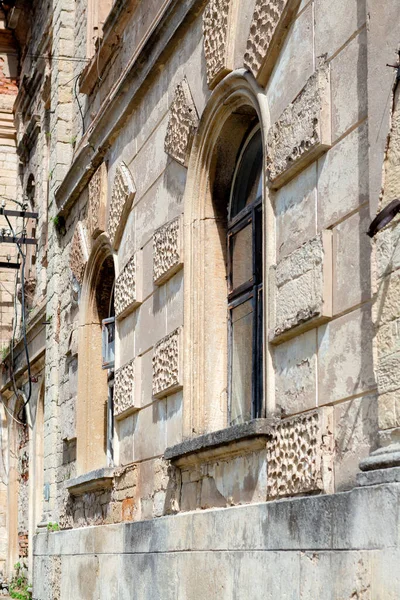 Eski terk edilmiş, harap olmuş kilise, sinagog binasının bir parçası.