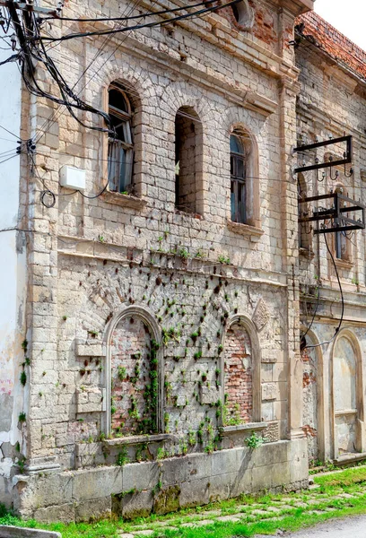 Eski terk edilmiş, harap olmuş kilise, sinagog binasının bir parçası.